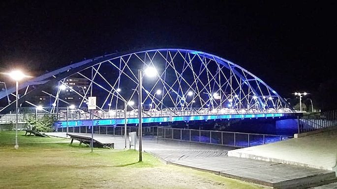 Iluminados de azul por la Semana de Prevención de Adicciones
