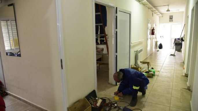 Trabajan en la obra de renovación eléctrica en el Hogar Municipal de Ancianos