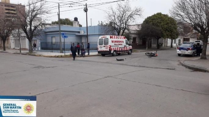 Chocó a una moto, le provocó heridas graves al conductor y se dio a la fuga