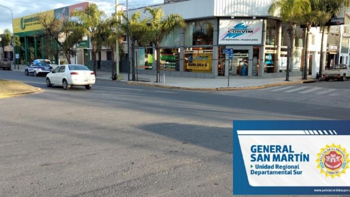 Una mujer caminando sufrió una luxación tras ser embestida por una motocicleta