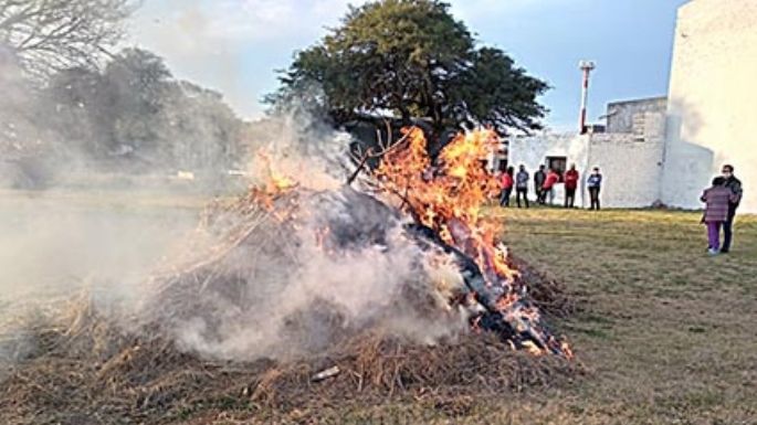 La comunidad encendió el fuego en homenaje a San Juan