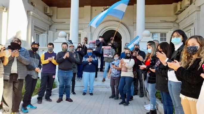 Dirigentes opositores sin representación legislativa se manifestaron frente al Concejo Deliberante