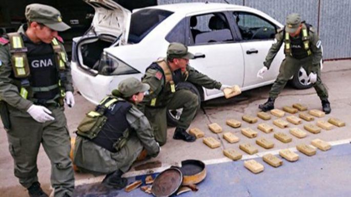 Condenados por transportar pasta base en el tubo de GNC de un Ford