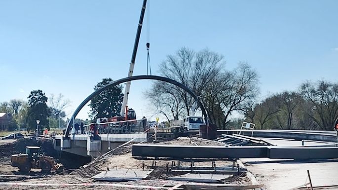 Colocan los “arcos” al nuevo puente