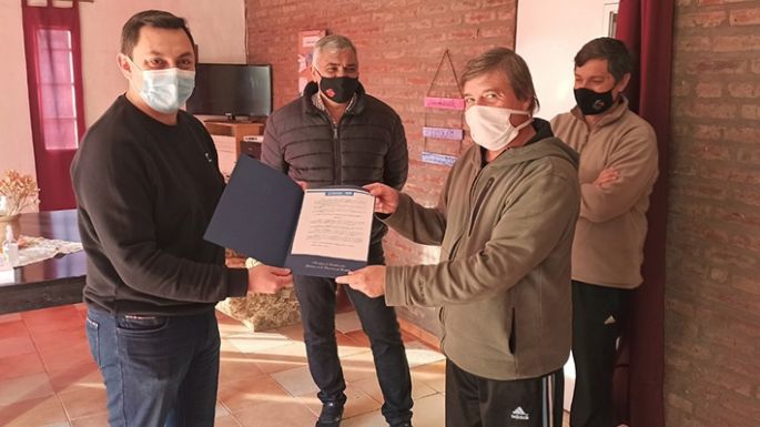 Marcos Bovo entregó la personería jurídica a escuelita de Las Playas