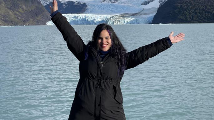 [Vídeo] Una cantante local cantó el Himno ante el glaciar Perito Moreno