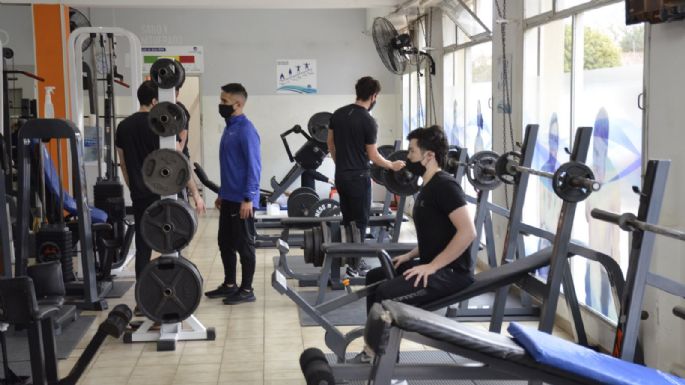 [Vídeo] Volvieron gimnasios, natatorios y deportes individuales al aire libre