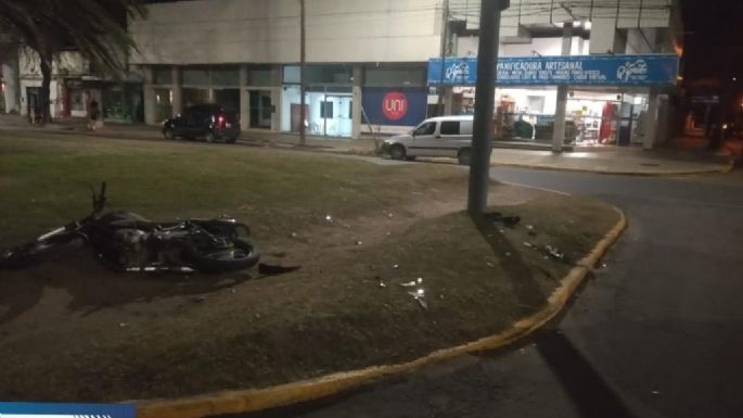 Dos mujeres heridas, una de gravedad, al chocar con su moto contra un auto