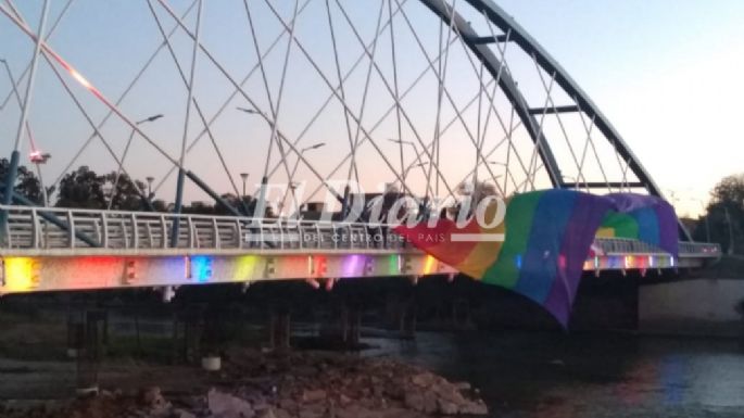 [Ahora] Intervención en el puente Perón por el Día del Orgullo
