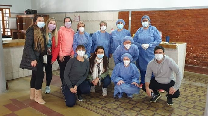Miles de esperanzas y brazos por las personas vestidas de celeste
