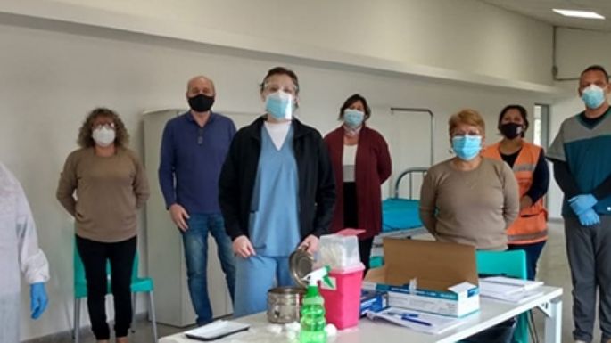 Miles de esperanzas y brazos por las personas vestidas de celeste