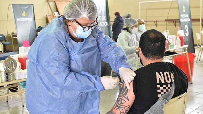Miles de esperanzas y brazos por las personas vestidas de celeste