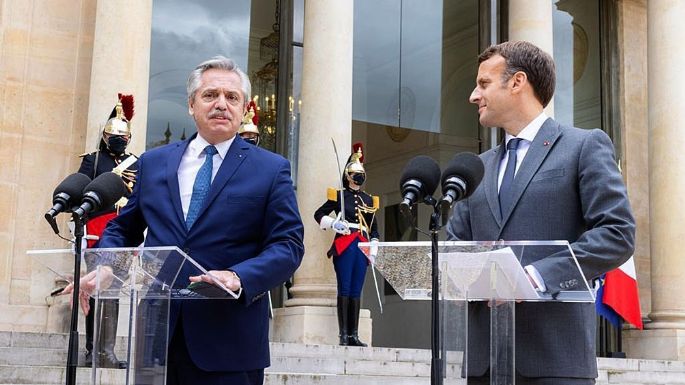 Con una carta, Fernández informó a Macron que no viajará a Francia