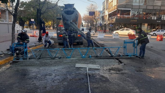 Realizan obra de bacheo en la esquina de General Paz y Santa Fe