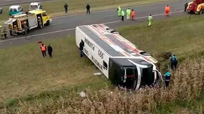 Tragedia al volcar un colectivo