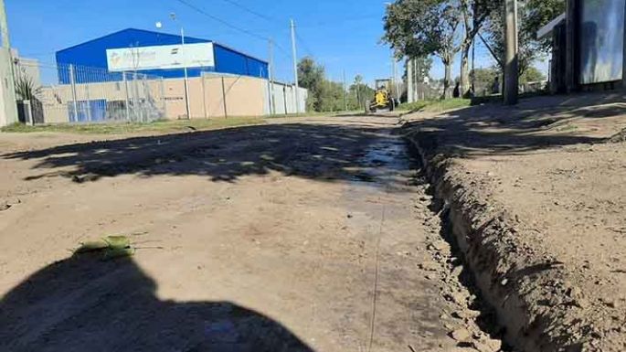 Trabajan para mejorar las calles de tierra
