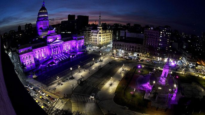 El Congreso se iluminó de violeta a seis años del primer "Ni una menos"