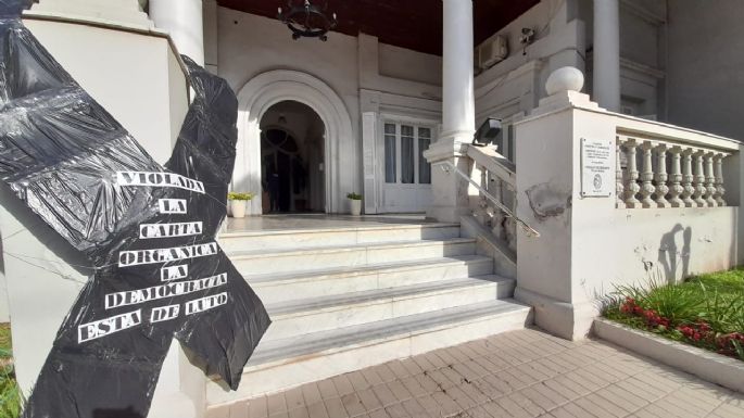 Carteles de "La democracia está de luto" en el ingreso al Concejo