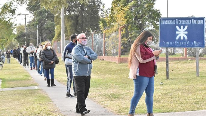 Se lamentaron dos fallecimientos en una jornada récord de vacunación