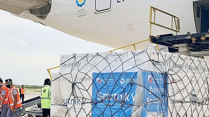 Partió el vuelo que traerá el principio activo para producir la Sputnik V