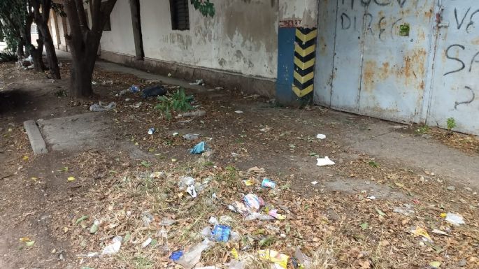 Reclaman por basura acumulada en la vereda sobre calle Salta