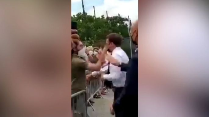 Un hombre le dio una cachetada a Macron en Francia