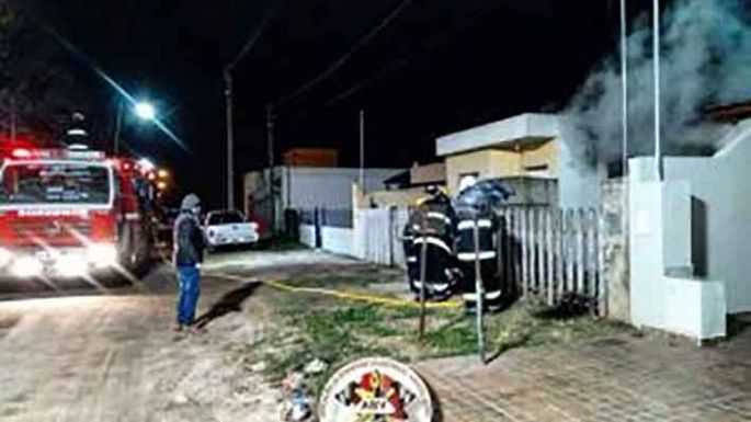 Fuego en una casa y en un baldío