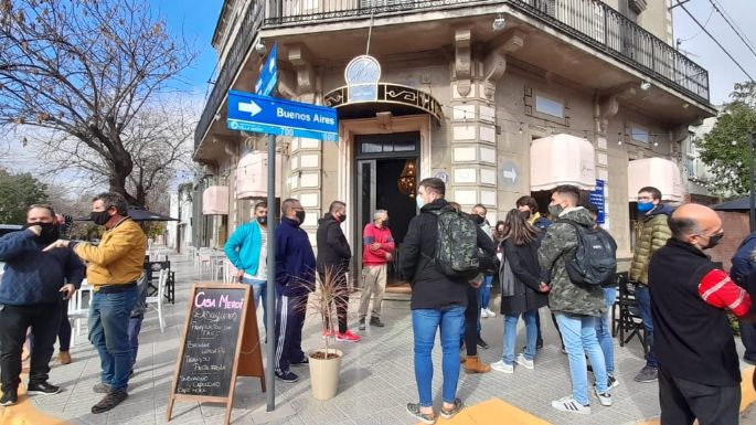 Comerciantes y vecinos se manifestaron en apoyo a Casa Meroi