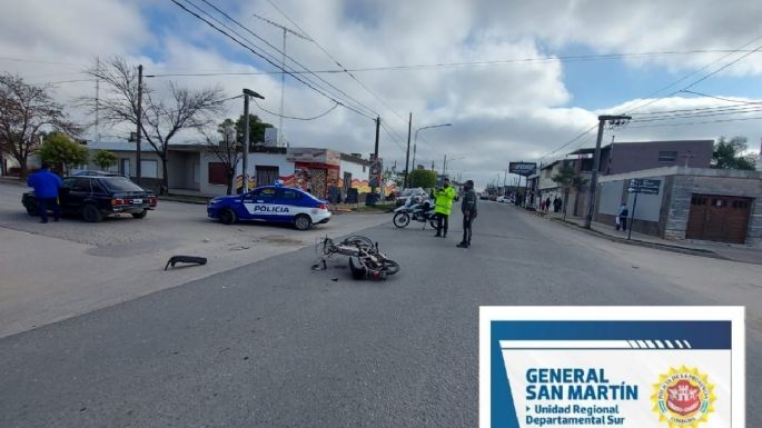 Un motociclista de 75 años fue trasladado al Pasteur tras chocar contra un auto