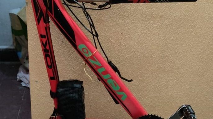 Detuvieron a un taxista local y a un pasajero de Oncativo que llevaban una bici desarmada