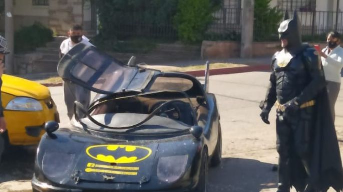 Córdoba: El “Batman Solidario” chocó contra un taxi