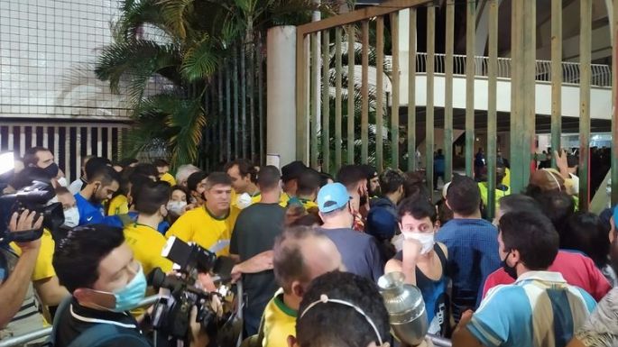 Los hinchas de Argentina y Brasil se mezclaron en la previa de la final de la Copa América