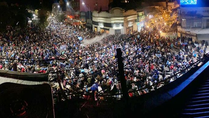Villa festejo: una multitud en el centro de la ciudad