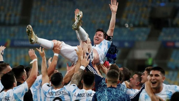 La Selección llegó a la Argentina y los hinchas la reciben en caravana