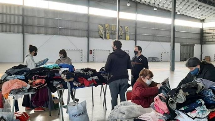 Muchas manos para pasar el frío