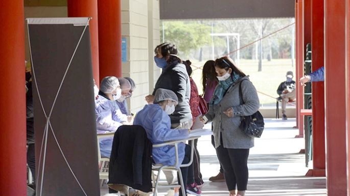 Inmunizan a mayores de 50 años sin turno