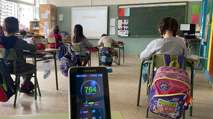 Fomentan medir los niveles de dióxido de carbono en las aulas