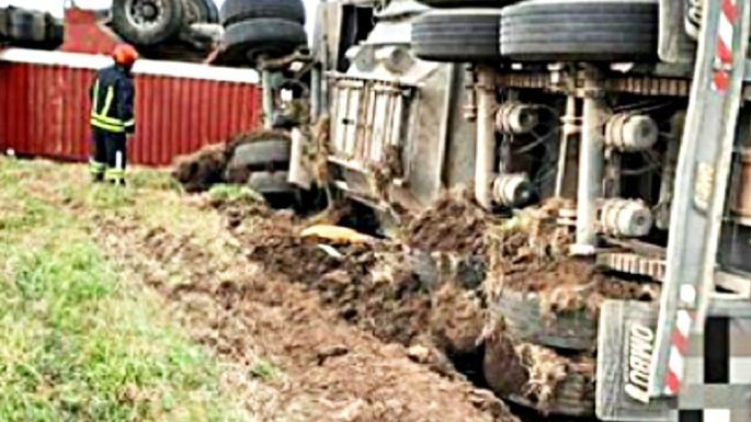 Internaron a camionero villamariense herido en un vuelco en la autopista