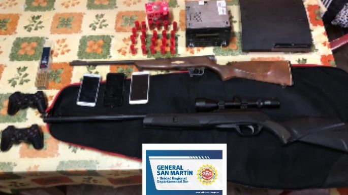 Detuvieron a dos personas y secuestraron más de 20 mil pesos en dinero, armas y otros elementos