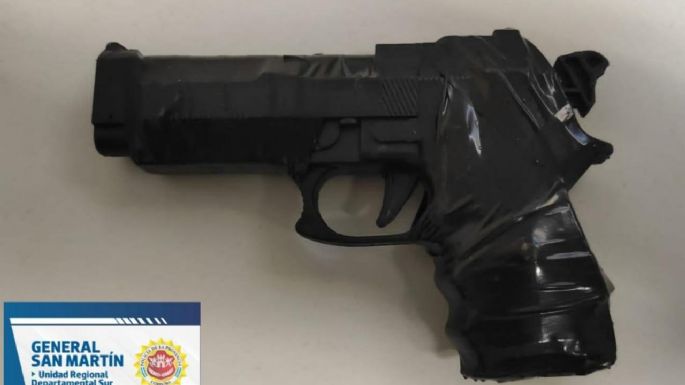 Un adolescente amenazó de muerte a un vecino con una réplica de pistola