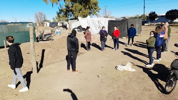 Intentan comenzar a construir sus casas, cansadas de la espera