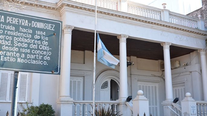 La ciudad adhirió al duelo nacional por las 100 mil muertes por COVID