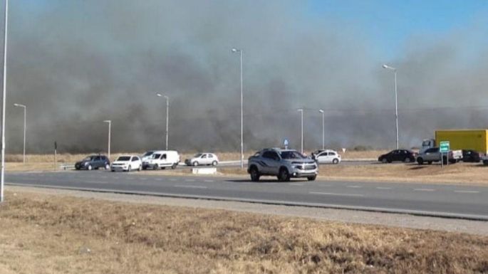 Incendio en Ruta 5: trabajan seis dotaciones de Bomberos y dos aviones hidrantes