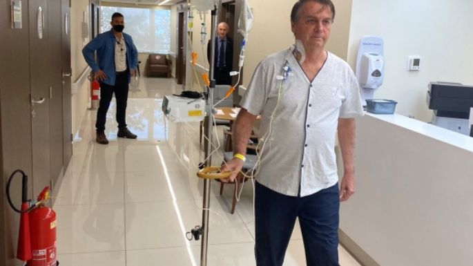 Bolsonaro "evoluciona satisfactoriamente", pero seguirá internado