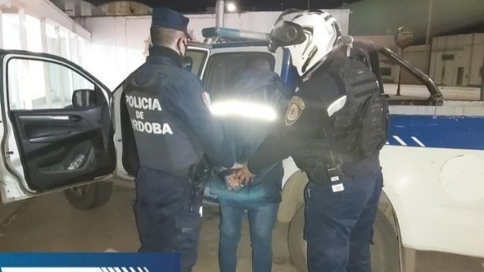 Denunció que su vecino la amenazó con un martillo y que le rompió la puerta del auto