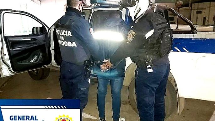 Amenazó de muerte a una joven con un martillo y provocó daños