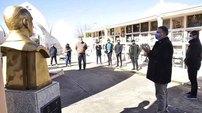 Breve ceremonia en el cementerio en homenaje a Juan Perón