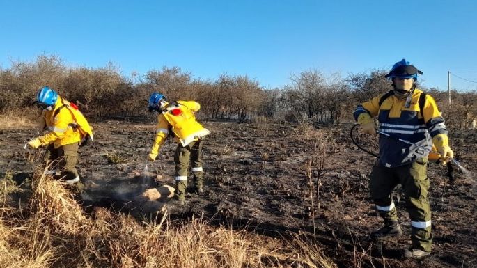 Lograron contener dos incendios intencionales y continúan sofocando un tercero