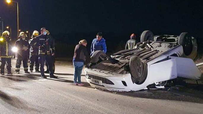 Un auto derrapó, chocó contra una columna y terminó volcando en Buenos Aires y autopista