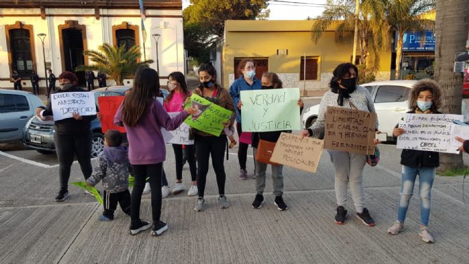 [Videos] Reclamaron la libertad del matrimonio de Fernandez y García frente a la Comisaría de Villa Nueva